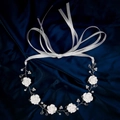 Handgefertigter weißer Blumenschmuck mit Perlen und Kristallen auf Samthintergrund - Haar-Rebe (HS-J6991S) / Weiß
