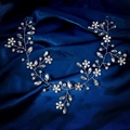 Dettaglio della fascia da sposa con fili d'argento, strass lucidi e perle bianche - Fascia per Capelli (HS-J7330S) / Argento