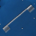 Eleganter silberner Braut-Haarkamm mit glänzenden Strasssteinen auf blauem Stoff - Silber Voller Strass Kette Kamm (HS-J6670S)