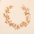 Fascia vintage con petali dorati e perle per acconciature da sposa o stile vacanza - Stile Corona di Fiori Intrecciata a Mano (HS-J6310)