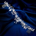 Tocado de novia hecho a mano con perlas blancas y flores de cristal sobre raso azul - Diseño de Hoja Floral (HS-J7362S)