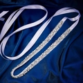Elegante cintura da sposa con strass scintillanti e nastro di raso bianco per abiti da sposa - Stile Strass Argento (WS-J058S)