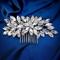 Detailansicht Braut-Haarkamm mit Marquise-Strasssteinen auf blauem Seidenhintergrund - Silber Transparent Stil