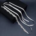 Dettaglio della cintura da sposa a onde con strass scintillanti e perle bianche - Stile Floreale Ondulato Strass Perla (WS-J173)