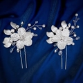 Forcine per capelli floreali in argento con perle bianche e strass su raso blu - Forcine per Capelli Floreale con Perle (HS-J7365S)