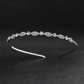 Macro-opname van zilveren hoofdband met witte strass steentjes op donkere achtergrond - Zilver Pave Stijl (TS-J1159)