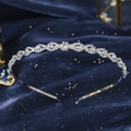 Elegante dunne zilveren haarband met witte strassteentjes op donkerblauw fluweel - Golvende Holle Stijl (TS-J3103S)