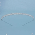 Detailopname van een dunne zilveren hoofdband met meerdere rijen kristallen strass-steentjes - Drie Rij Ronde Strass Stijl (TS-J2245)