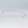 Macro-opname van een zilveren metalen haarband met glinsterende pavé kristallen steentjes - Zilver Minimalistische Enkele Rij Stijl (TS-J2699S)