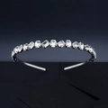 Detail van een zilveren metalen haarband met rechthoekige en vierkante strassteentjes - Zilver Rechthoekig Vierkant Mix Stijl (TS-J2773S)