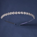 Detailweergave van een luxe zilveren haarband met glinsterende kristallen bloemen - Zilveren Ronde Strass Bloemencluster Stijl (TS-J2817W)