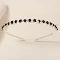 Detail van zilveren haarband met zwarte edelstenen en randen van microkristallen - Zwart Ronde Strass Cluster Stijl (TS-J2817SBLK)