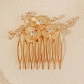 Détail du peigne à cheveux doré avec fleurs de luxe et cristaux de zircon pour mariée - Style Triple Fleur à Pétales Mats (HS-J7397G)