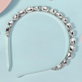 Gedetailleerde weergave van de luxe zilveren dunne hoofdband met kristallen strassteentjes - Zilver Onregelmatige Mix Stijl (TS-J3325S)