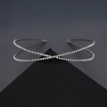 Detailweergave van de luxe X-vormige haarband met witte glanzende strasstenen - Zilver Dubbellaagse Kruis Stijl (TS-J2822S)