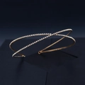 Macrodetail van luxe dubbellaagse crossover-hoofdband met sprankelende kristallen en goud - Goud Dubbellaagse Kruis Stijl (TS-J2822G)