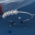 Detail van zilveren haarband met witte strassteentjes en parels op blauwe stof - Zilver Kunstparel Bloem Stijl (TS-J3077S)