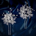 Horquillas elegantes de flores blancas de organza y perlas sobre seda azul oscuro - Horquilla Floral Plateada (HS-J7350S)