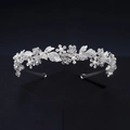 Detalle de diadema nupcial con hojas plateadas, perlas blancas y cristales brillantes - Plateado (TS-J2784S)