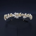 Detalle de diadema de novia dorada con perlas blancas, pedrería y motivos de hojas - Dorado (TS-J2784G)