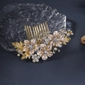 Detaillierte Nahaufnahme des goldenen Braut-Haarkamms mit weißen Blüten und glitzernden Steinen - Gold (HS-J2720G)