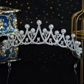 Elegante corona argentata con perle bianche e strass brillanti per capelli da principessa - Corona di Perle ad Arco Argento (TS-J2593)