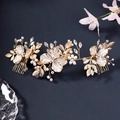 Détail d'un peigne de mariée avec fleurs en acrylique blanc, perles et cristaux dorés - Bandeau à Double Peigne Or (HS-J7115G)