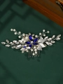 Dettaglio di un pettine per capelli da sposa argentato con strass blu e perle - Set Pettine per Capelli in Perla e Cristallo Blu (HS-J5667B)