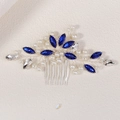 Dettaglio di un pettine da sposa con cristalli blu reale e perle bianche su filo d'argento - Pettine per Capelli in Cristallo Blu Aerodinamico Fatto a Mano (HS-J7148SBLUE)