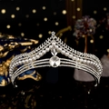 Elegante corona in argento con perle bianche e diamanti su sfondo nero con effetto bokeh - Corona a V Multistrato Argento (TS-J2959S)