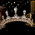 Lussuosa corona dorata per donna con eleganti perle bianche e strass scintillanti - Corona di Lusso Traforata Oro (TS-J3032G)