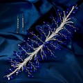 Dettaglio di tralcio per capelli da sposa in argento con cristalli blu su seta scura - Blu