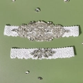 Elegante set de dos ligas de encaje blanco con brillantes pedrería de cristal y perlas - Talla única / Blanco Floral (GS-J021)