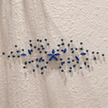 Détail d'un peigne à cheveux de mariée avec cristaux bleus et fleurs en fil d'argent - Peigne à Cheveux Cristal Bleu Fleur à Cinq Pétales (HS-J6657BLUE)