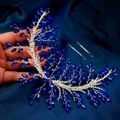 Détail macro de cristaux marquise bleu royal et strass sur une vigne de cheveux de mariée - Vigne de Cheveux en Cristal Marquise Bleu Royal (HS-J7339SBLUE)