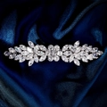 Detail van luxe zirkoon haarclip met bloem- en bladpatroon op blauw satijn - Zilveren Blad Zirconia Stijl (HS-J7419S)