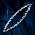 Makro-Detail des Braut-Haarranke mit Zirkonia-Blättern auf dunkelblauem Satinstoff - Kontinuierliches Blattdesign Stil (HS-J7382S)