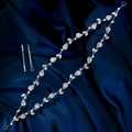 Detailansicht eines silbernen Braut-Haarrankes mit Zirkonia auf blauem Satinhintergrund - Marquise Runder Zirkonia Stil (HS-J7383S)
