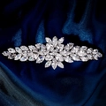 Detailopname van sprankelende zirkonia bloemen op een luxe zilverkleurige haarspeld - Zilveren Bloem Zirconia Stijl (HS-J7420S)