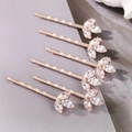 Makro-Detail von sechs roségoldenen Haarklammern mit Zirkon-Kleeblatt-Design - Roségold (HS-J7430RG)
