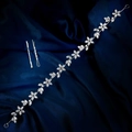 Nahaufnahme des silbernen Brautkopfschmucks mit Zirkon-Blütenblättern auf blauem Satin - Blumenmuster Serien Stil (HS-J7386S)