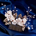 Dettaglio pettine da sposa con fiori di stoffa bianchi e perle su base dorata - Bianco