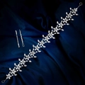 Detailaufnahme von silbernem Braut-Haarband und Haarnadeln mit funkelnden Kristallen - Floraler Ranken Flexibler Stil (HS-J7388S)