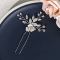 Dettaglio forcina sposa argento con fiori di cristallo e motivi a foglia per acconciature - Forcina per Capelli Floreale Argento (HS-J4794S)