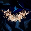 Peigne à cheveux de mariée avec fleurs blanches, perles et strass sur soie bleue - Style Perlé à la Main Motif Floral Blanc (HS-J7414G)
