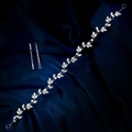 Detailaufnahme von Zirkonia-Braut-Haarband und Blatt-Haarnadeln auf blauer Seide - Flexibler Drahtgewebter Stil (HS-J7391S)
