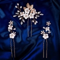 3-teiliges goldenes Brauthaarnadel-Set mit weißen Harzblüten und Perlen auf Satin - Blumenstil (HS-J7418G)