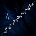Detailaufnahme des Braut-Haarbandes mit silbernen Strassblumen auf dunkelblauem Satin - Stein Blumen Blatt Stil (HS-J7392S)