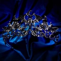 Detalle de corona gótica de murciélago con diamantes de imitación negros y media luna - Estilo Negro (TS-J3423GMBLK)