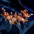 Cerchietto sposa di lusso dorato con perle, cristalli e fiori su seta blu scura - Oro (HS-J7416G)